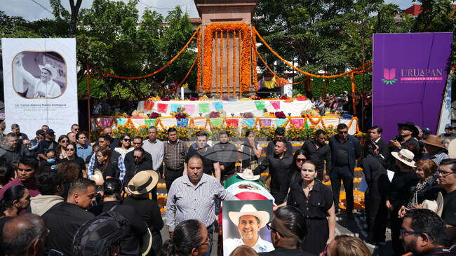 Стотици мексиканци протестираха срещу убийството на кмет, застрелян навръх Деня на мъртвите