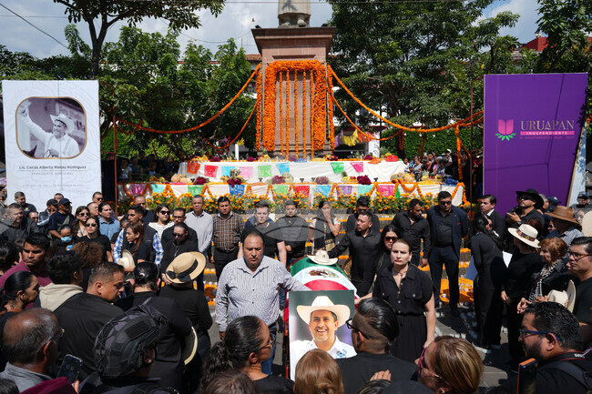 Стотици мексиканци протестираха срещу убийството на кмет, застрелян навръх Деня на мъртвите