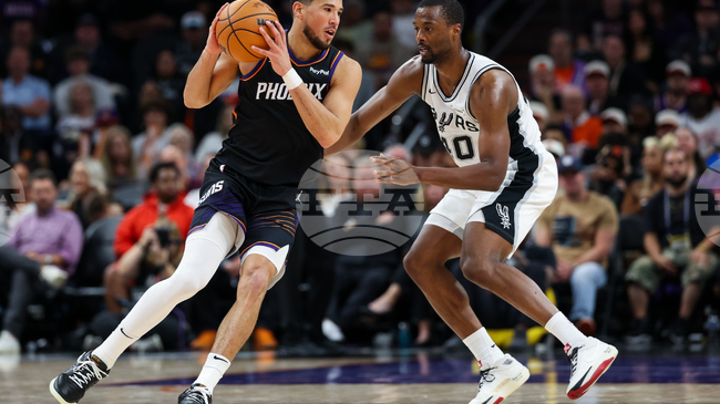 Девин Букър вкара 28 точки за победата на Финикс над Сан Антонио в Националната баскетболна асоциация