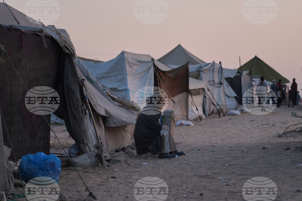 Mideast Wars Living in Cemeteries