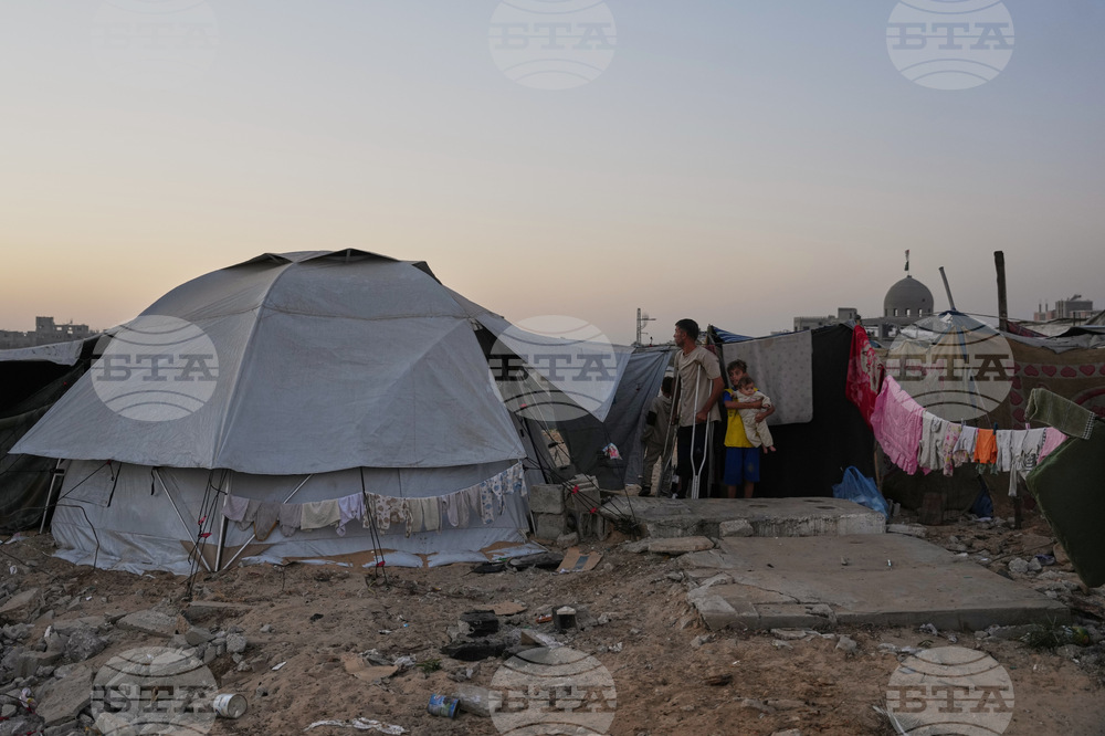 Mideast Wars Living in Cemeteries