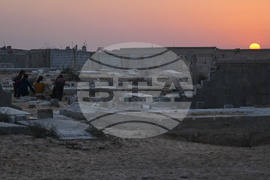 Mideast Wars Living in Cemeteries