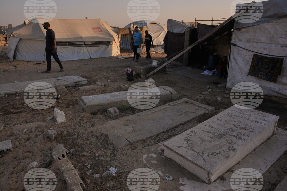 Mideast Wars Living in Cemeteries