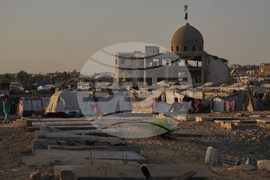 Mideast Wars Living in Cemeteries