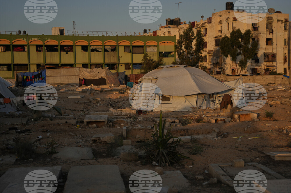 Mideast Wars Living in Cemeteries