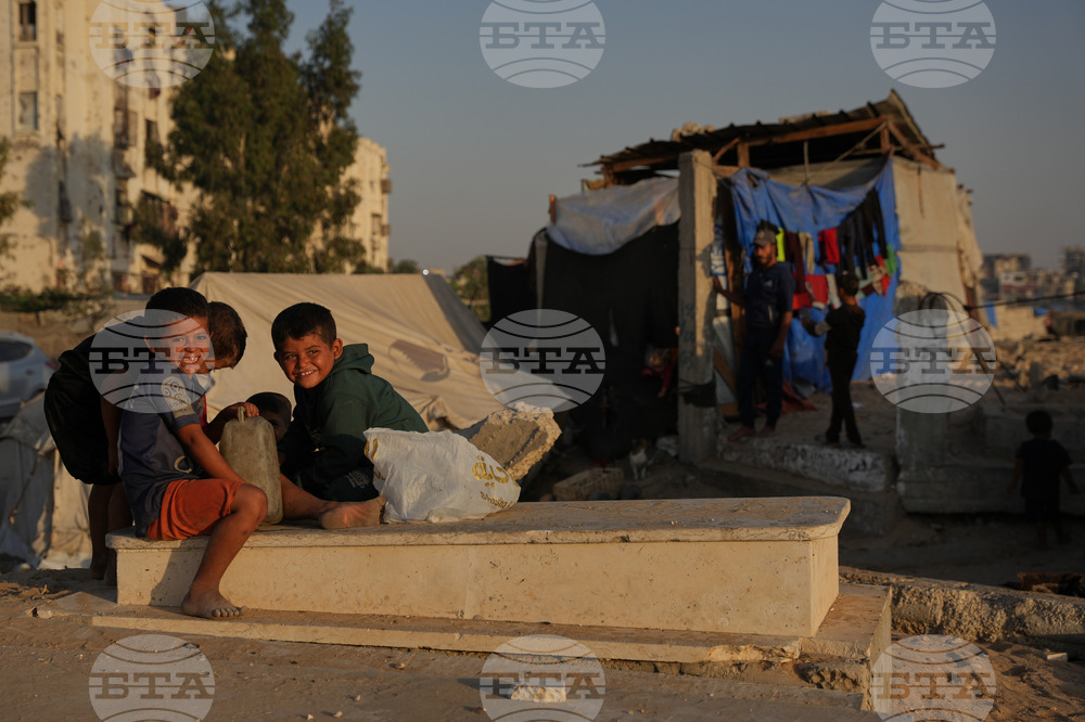 Mideast Wars Living in Cemeteries