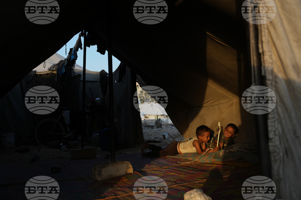 Mideast Wars Living in Cemeteries