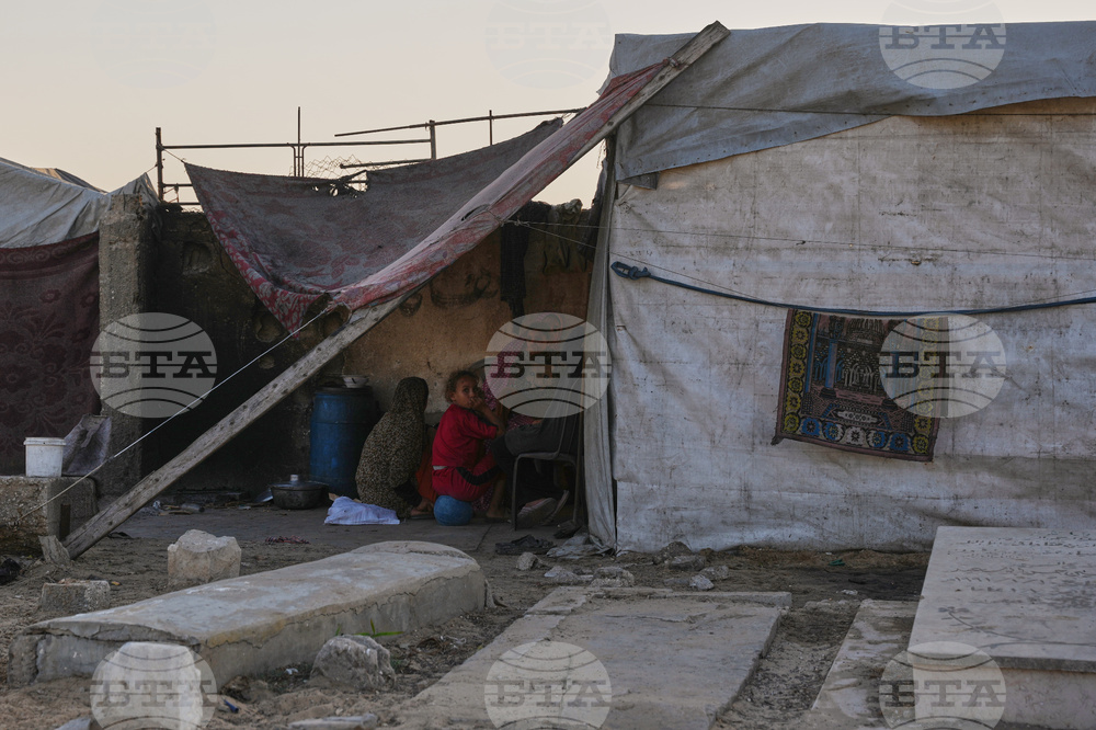 Mideast Wars Living in Cemeteries