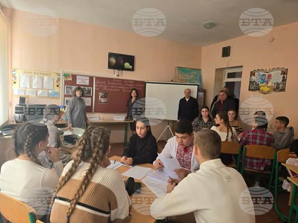 С "Добре дошли" българчета от Бесарабската община в Болградски район приветстваха българска делегация начело с Росица Кирова