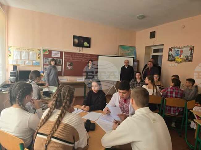 С "Добре дошли" българчета от Бесарабската община в Болградски район приветстваха българска делегация начело с Росица Кирова