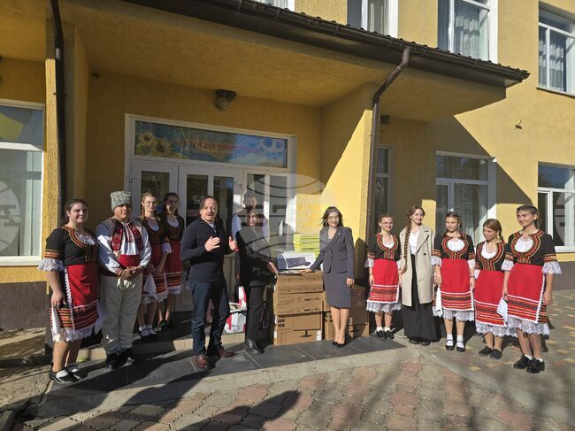 Росица Кирова дари 15 компютъра, учебна и художествена литература за Виноградовския лицей в Бесарабската община, Болградски район