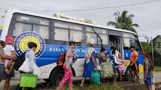 Десетки хиляди хора се евакуират, докато тайфун наближава Филипините 