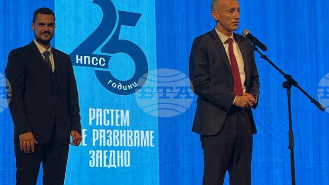 Министър Красимир Вълчев връчи плакет на председателя на НПСС Ангел Стойков за 25-годишнината на организацията