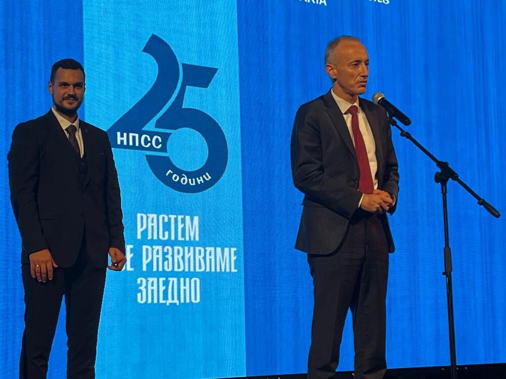 Министър Красимир Вълчев връчи плакет на председателя на НПСС Ангел Стойков за 25-годишнината на организацията