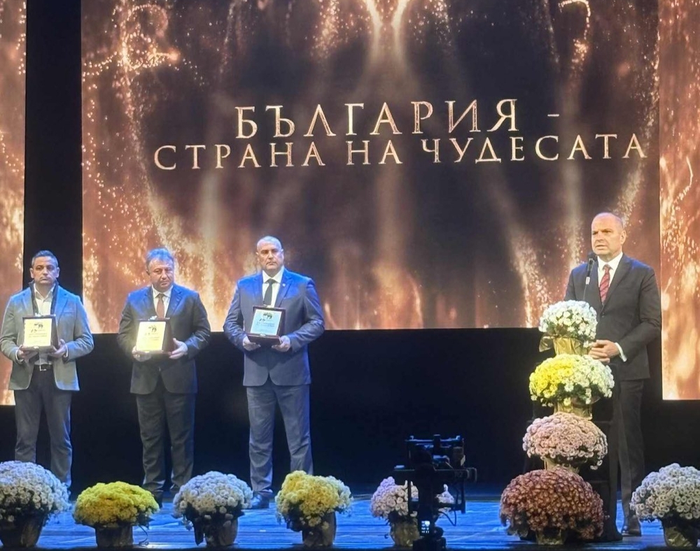 Община Шумен беше отличена с плакет „Дестинация на България“ на церемония в Народния театър в Деня на народните будители