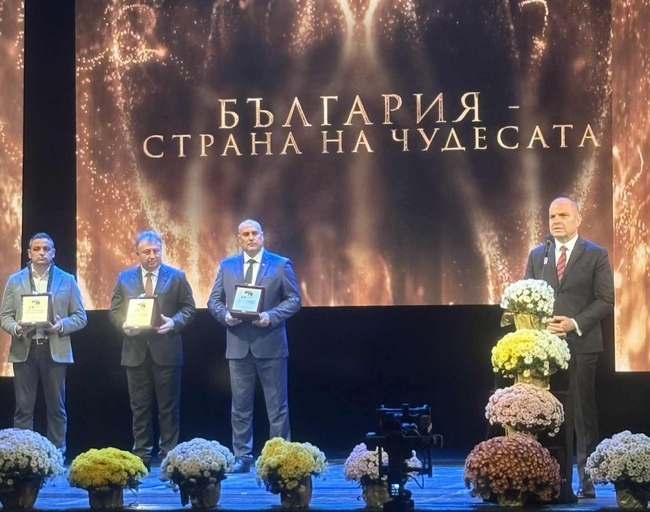 Община Шумен беше отличена с плакет „Дестинация на България“ на церемония в Народния театър в Деня на народните будители