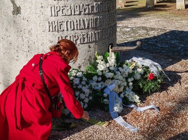Представители на българската общност в Унгария поднесоха венци на Военния мемориал в Харкан, където са погребани български войници