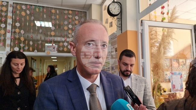 Очаква се през януари да влезе в сила забраната на мобилни телефони в училищата, каза министър Красимир Вълчев