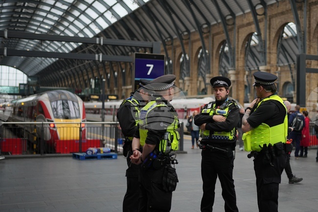 Агент заплашил играч от Висшата лига на Англия с пистолет