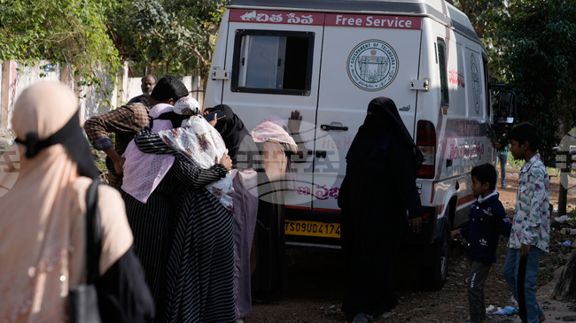 ПТИ: Най-малко 10 души загинаха и 80 бяха ранени при преобръщане на автобус, превозващ гости на сватба, в индийския щат Джаркханд