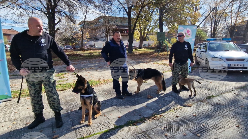 Полицаи в Перник направиха демонстрация със служебни кучета и разказаха за най-интересните си случаи на децата от ДГ „Пролетен цвят“