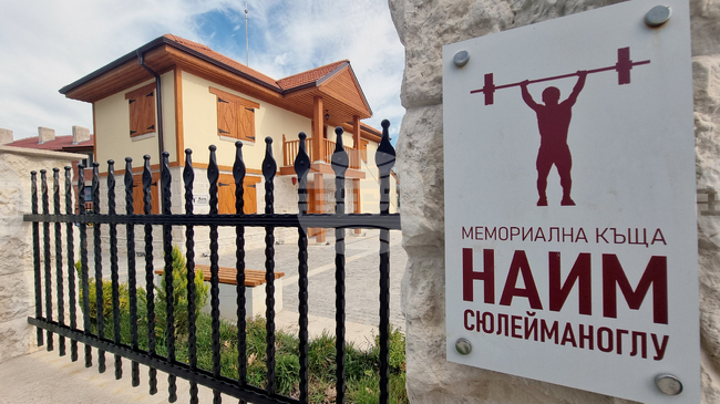 Хиляди изселници заминаха от Турция за България за откриване на къщата-музей на щангиста Наим Сюлейманоглу