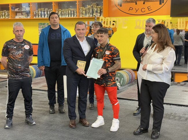 Община Русе: Пенчо Милков награди с почетен плакет вицешампиона от Европейското по щанги Дениз Данев