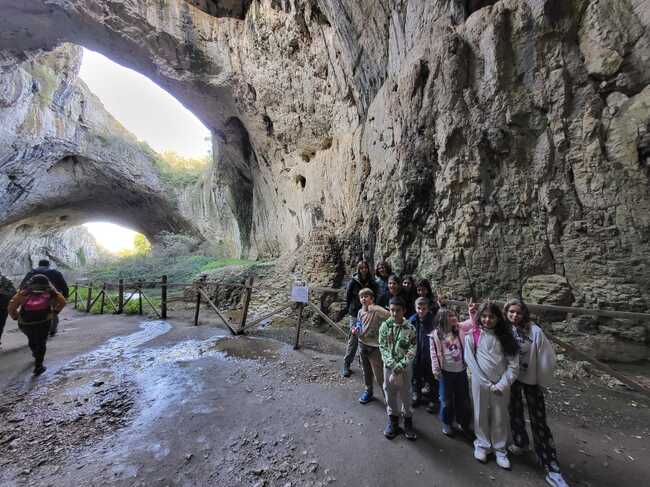 Деветашката пещера посетиха ученици от училище „Кирил и Методий“ в Париж в четвъртия ден от екскурзията си в България