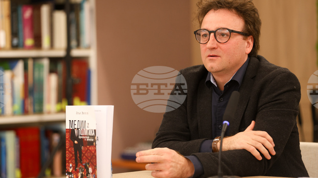 Работата на репортера е тежка и недооценена, каза Илия Вълков при представянето на книгата си „Медии и политика. Преплитане и влияние“