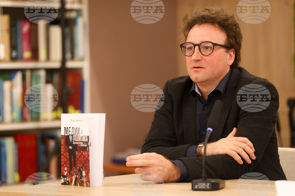 Работата на репортера е тежка и недооценена, каза Илия Вълков при представянето на книгата си „Медии и политика. Преплитане и влияние“