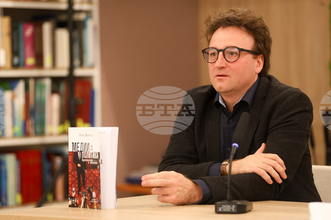 Работата на репортера е тежка и недооценена, каза Илия Вълков при представянето на книгата си „Медии и политика. Преплитане и влияние“