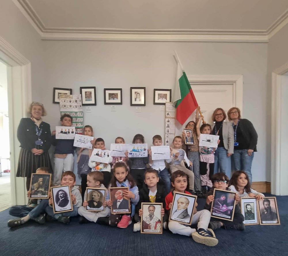 Учениците от Българското училище „Слово“ в Оксфорд почетоха делото на будителите с презентации, творчески занимания и четене на стихове