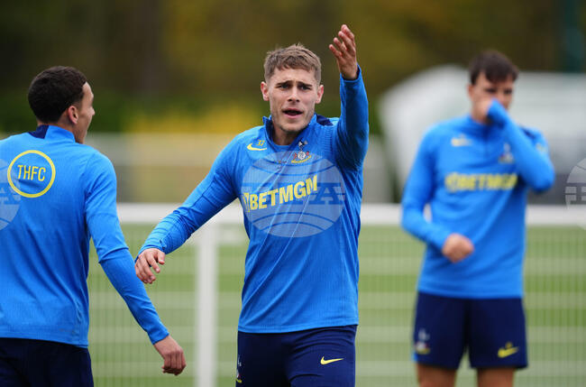 Футболистът на Тотнъм Мики ван де Вен беше посъветван, че трансфер в по-голям клуб е правилната стъпка за кариерата му