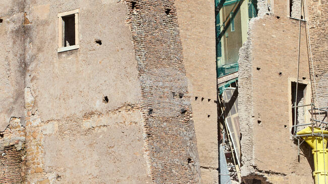 Пожарникари в Рим се опитват да спасят затрупан работник под рухналата средновековна кула