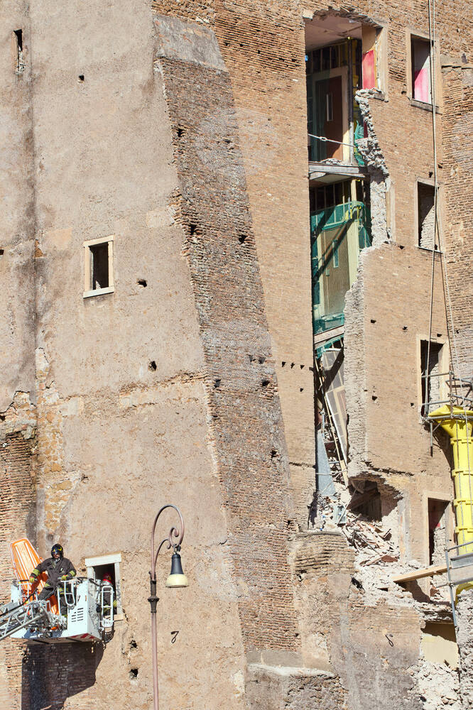 Пожарникари в Рим се опитват да спасят затрупан работник под рухналата средновековна кула