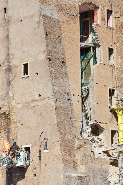 Пожарникари в Рим се опитват да спасят затрупан работник под рухналата средновековна кула