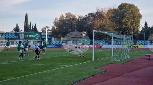 Локомотив София спечели срещу Берое в двубой от футболната Първа лига и прекъсна серията си от девет мача без успех