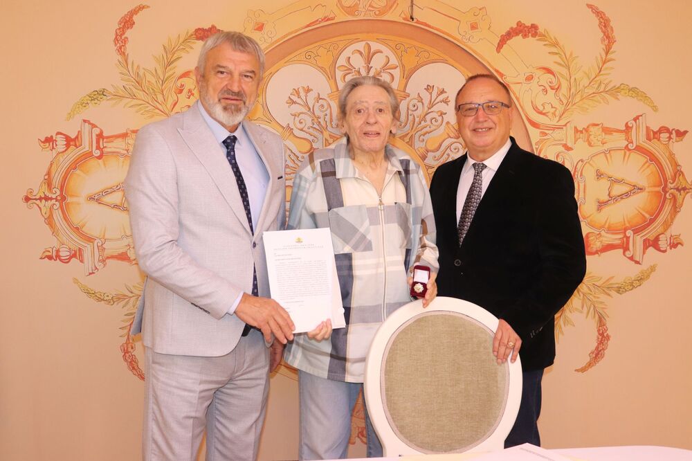 Неподражаемият Михаил Белчев бе отличен със знака на областния управител на Русе Драгомир Драганов. Михаил Белчев: Интерес беше животът ми дотук. Радвам се, че съм го изживял, пак бих го изживял 