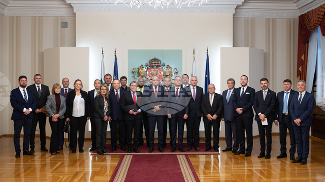 Страната ни може да е по-видима, като възстанови позициите си и изгради нови сътрудничества, каза Румен Радев пред Асоциацията на почетните консули 