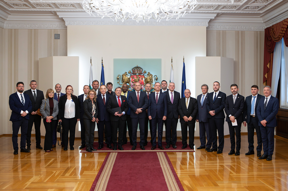 Страната ни може да е по-видима, като възстанови позициите си и изгради нови сътрудничества, каза Румен Радев пред Асоциацията на почетните консули 
