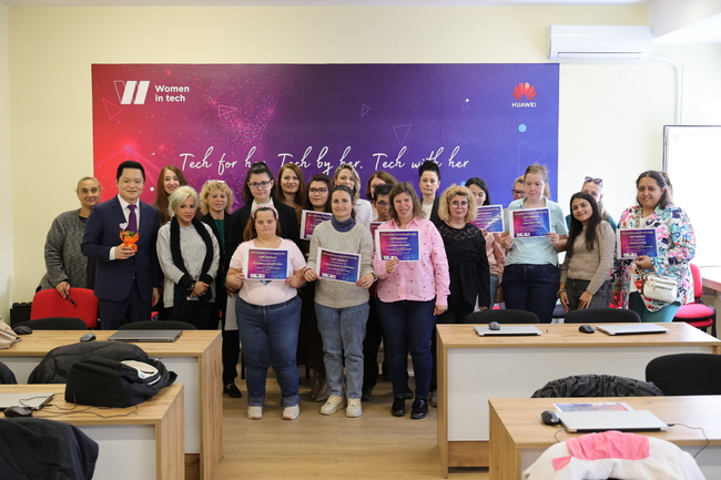 Курсистите от фондация „Светът на Мария“ получиха своите сертификати от програмата за базови дигитални умения във ВУТП