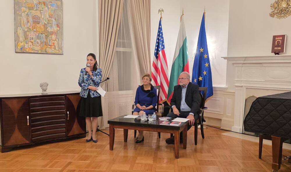 Литературно четене с поета и писател Владимир Левчев се състоя в Посолството на България в САЩ