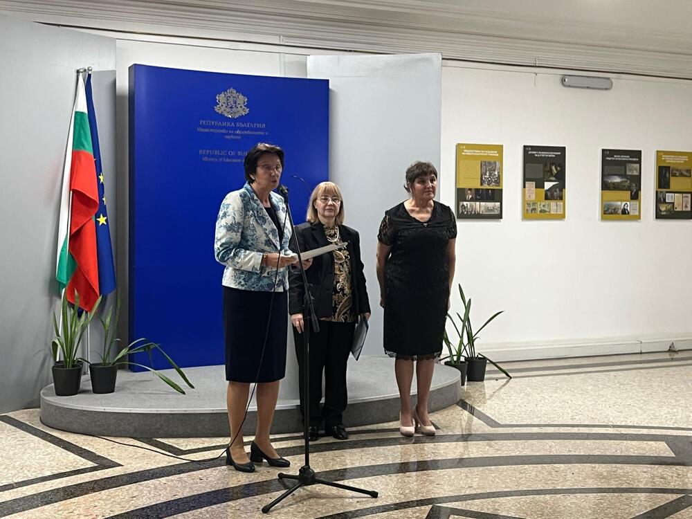  Заместник-министър Емилия Лазарова откри в МОН изложбата "Ново училище за нови времена" на Националния музей на образованието в Габрово