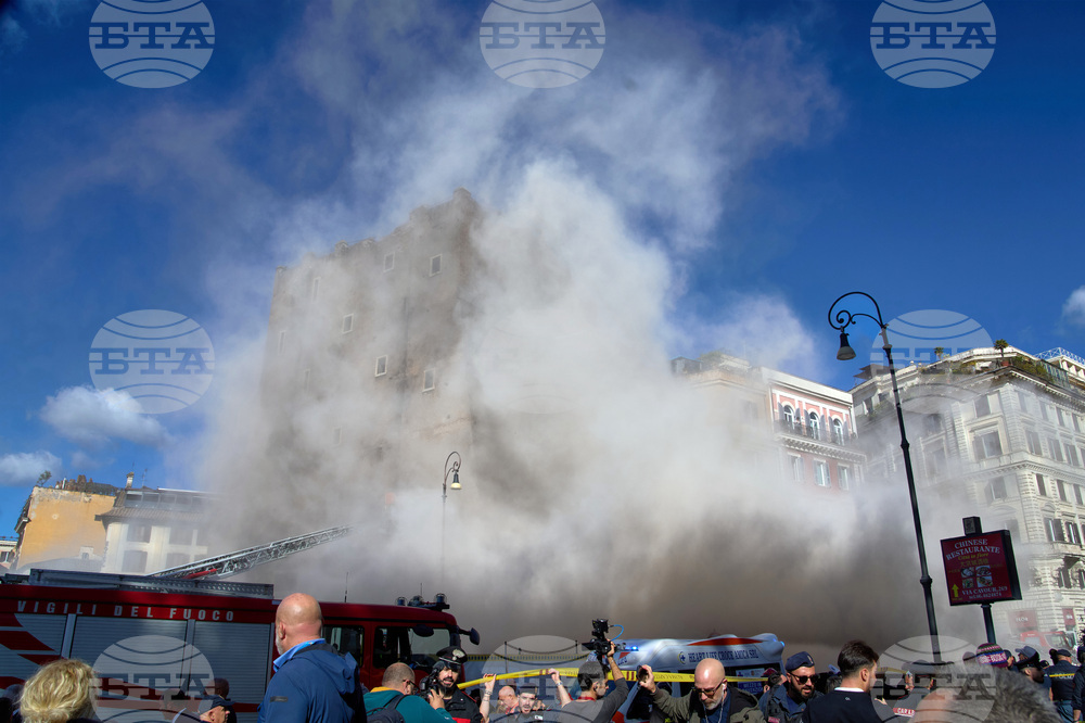 Изваденият по-рано румънски работник, затрупан в продължение на часове в частично срутена средновековна кула в Рим, е починал