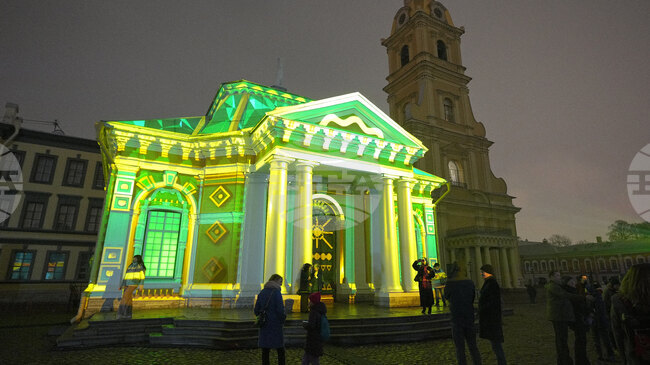 Русия удължи задържането на улична музикантка, изпълнявала песен против Путин