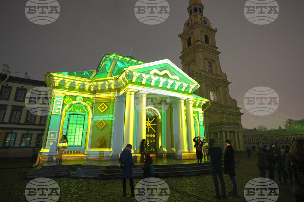 Русия удължи задържането на улична музикантка, изпълнявала песен против Путин