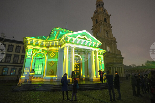 Русия удължи задържането на улична музикантка, изпълнявала песен против Путин