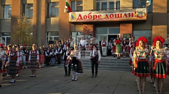 Самодейци от 5 български села от Бесарабската община в Болградски район представиха пред делегация начело с Росица Кирова традиции и обичаи