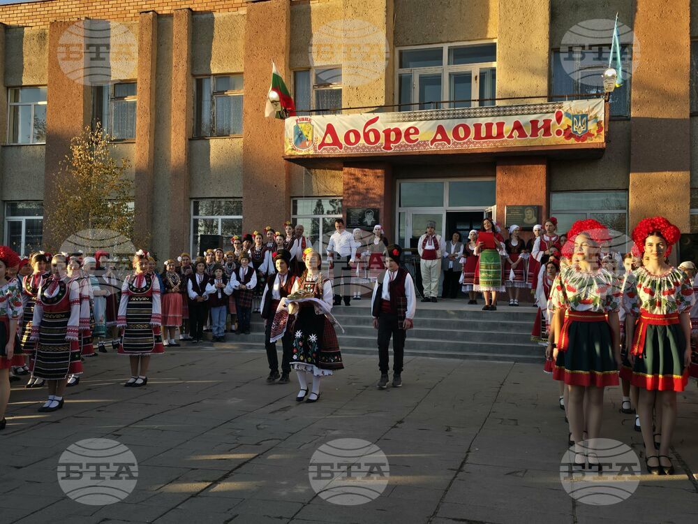 Самодейци от 5 български села от Бесарабската община в Болградски район представиха пред делегация начело с Росица Кирова традиции и обичаи
