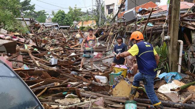 Шест души загинаха при катастрофа на спасителен хеликоптер на Филипините; жертвите на тайфуна "Калмаеги" в страната станаха 40